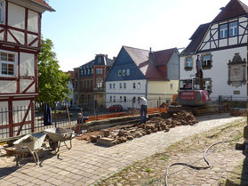 Pflaster- und Treppenarbeiten an St. Crescentius (Foto:Karl-Franz Thiede)